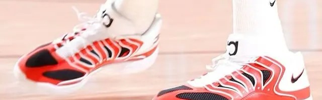 kaiyun-独木难支！杜兰特穿着长岛路德高中配色KD18，空砍31分5抢断