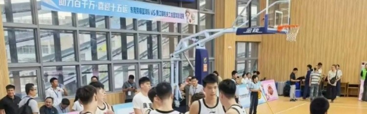 开云平台-徐杰低位单挑徐昕，后撤步中距离跳投精准命中