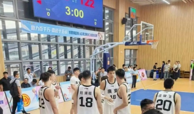 开云平台-徐杰低位单挑徐昕，后撤步中距离跳投精准命中