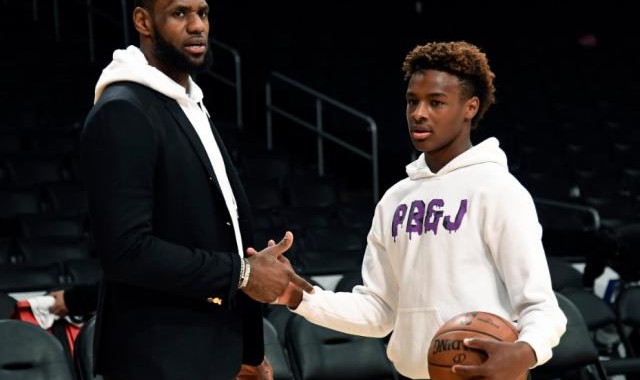 谁会让詹姆斯在训练中走神？父子同队的体验太特别